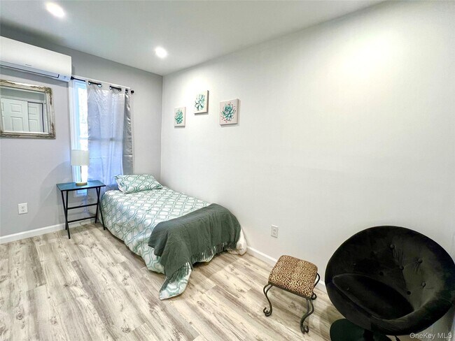 Building Photo - 128 W Main St