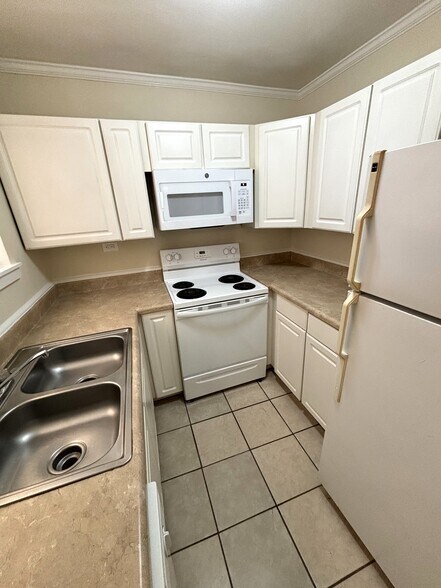 Building Photo - 950 Venita Dr