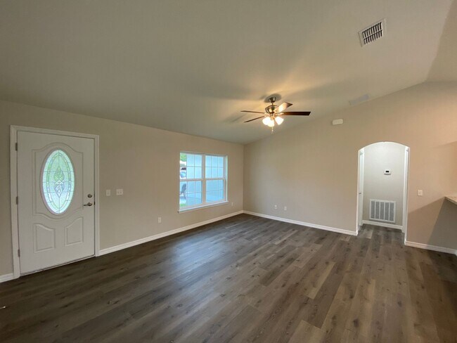 Building Photo - Custom Home - Desirable SE Ocala Neighborh...