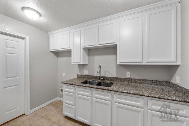 Building Photo - Duplex For Lease