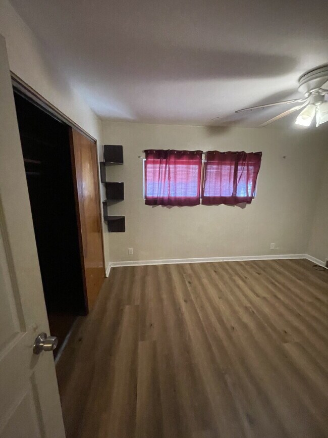 Building Photo - Spacious 3 bedroom with Off street parking!