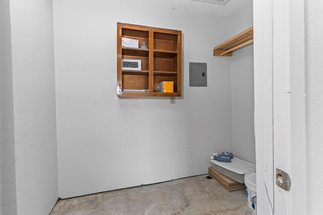 Building Photo - 802 Lawnmont Dr
