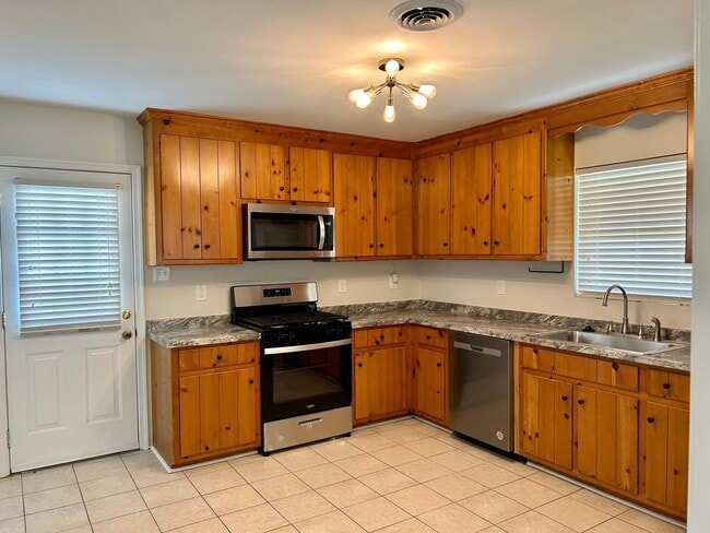 Building Photo - Charming 3 bedroom, 2.5 bath cottage within minutes to Shoppes at Willow Lawn, Carytown