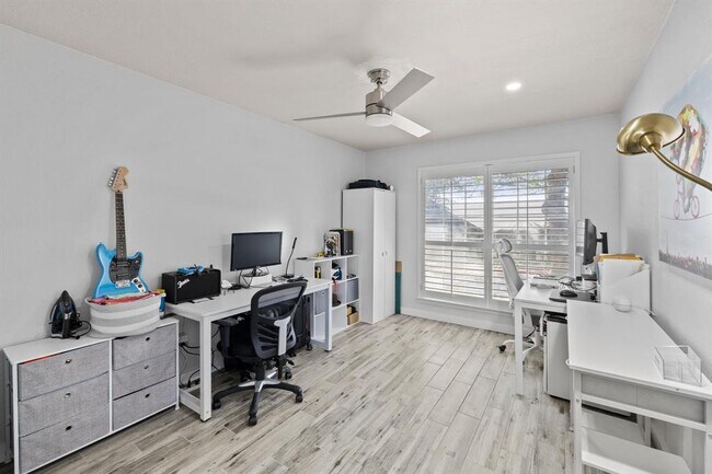 Building Photo - 1015 E Yager Ln
