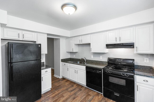 Building Photo - 14084 Fallbrook Ln