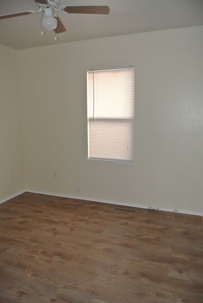 Building Photo - ***COMING SOON*** Adorable 3+ Bedroom 1+ B...