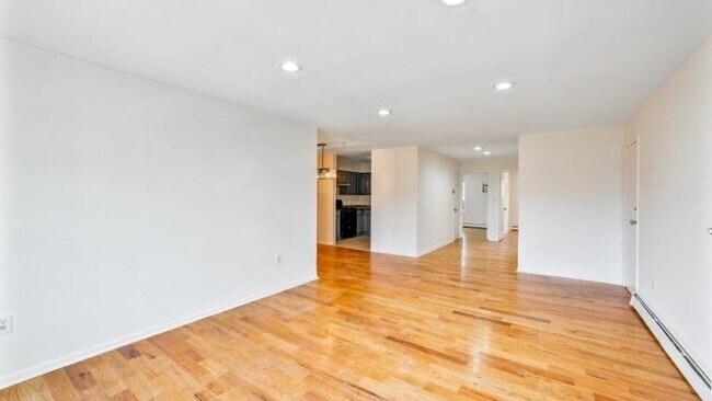 Building Photo - 326 Bond St