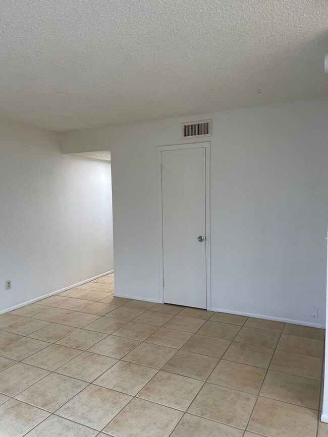 Building Photo - KIOW2332