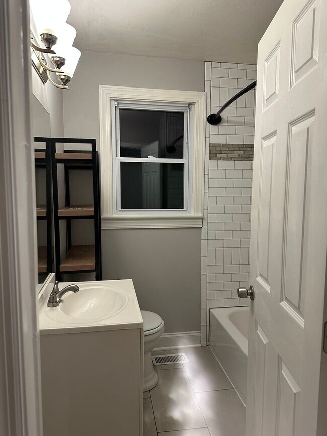 Building Photo - 3BR w/ In-Unit W/D + Assigned Parking in Nashville