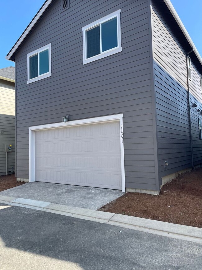 Building Photo - Stylish & Comfortable Living with Fireplac...