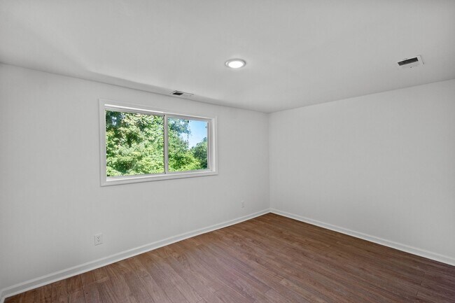 Building Photo - MOVE IN TODAY TO THIS UPDATED 3 BEDROOM HOUSE IN MOON TOWNSHIP! Move-in gift available, a brand-n...