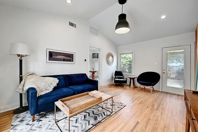 Building Photo - 2943 Higgins St