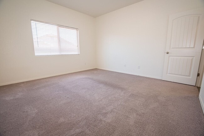 Building Photo - Great Open Floor Plan 3 Bedroom, 2 Bath, Central A/C in Holiday Subdivision!