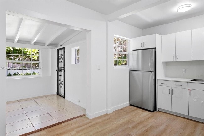 Building Photo - 4725 NE Miami Ct
