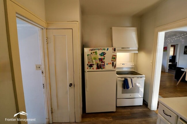 Building Photo - Spacious 5 Bedroom Home Located Near Campus