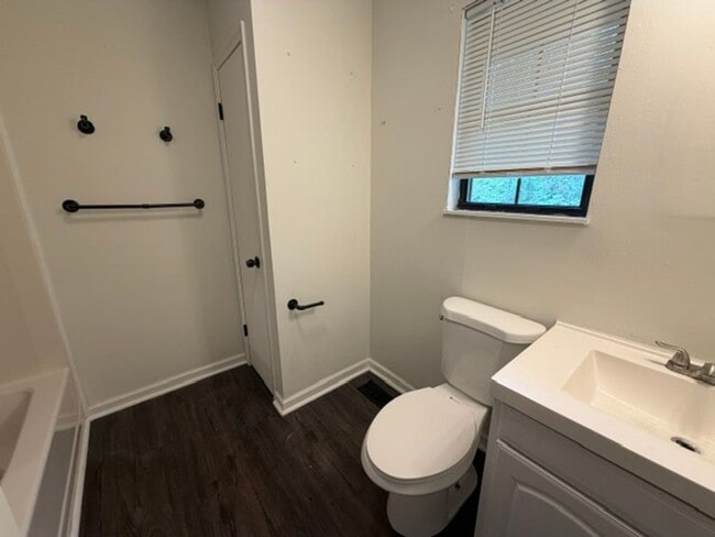 Building Photo - Lenoir City 37771 - 3 bedroom, 2 bath home - Contact Tara Hayes (865) 242-8010