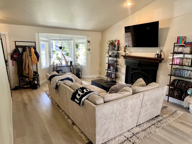 Living room, renovated 2021 - 10205 7th Pl SE