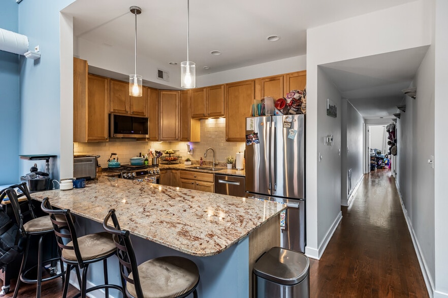 Building Photo - 811 W Superior St