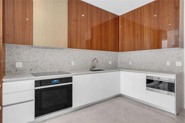 Building Photo - 2655 S Bayshore Dr