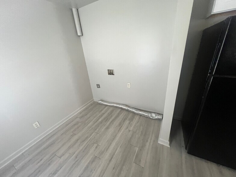 Building Photo - Room in Duplex on Beck St