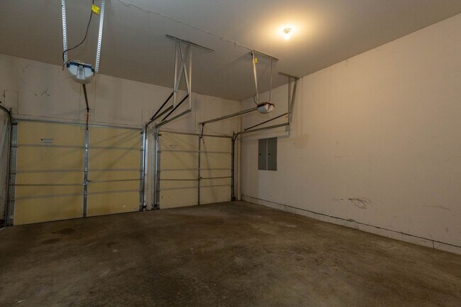 Building Photo - 5 Bed, 3.5 Bath, Single Family Home in Martinsburg, WV