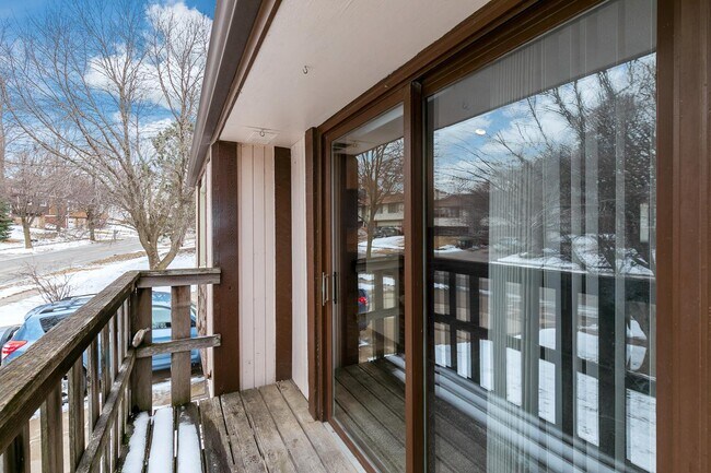 Building Photo - 6011 Queens Dr
