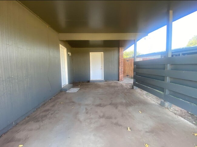 Building Photo - 3 bed 1 bath rental near YMCA now available.