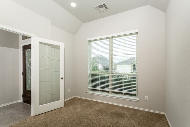 Building Photo - Comfort Meets Style – 3BR/2BA Home in Manor!