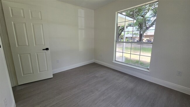 Building Photo - 10101 Bamboo Rd