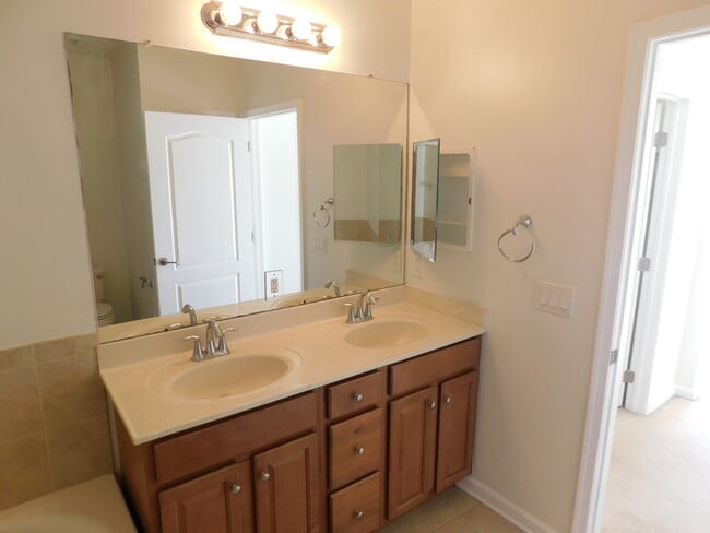 Building Photo - Recently Painted - 2 Bdrm Large Condo Edis...