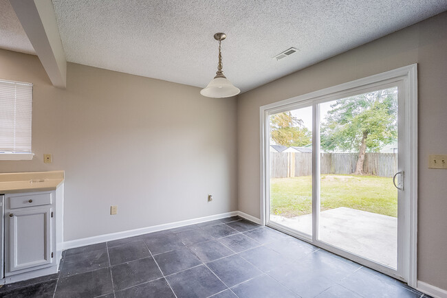 Building Photo - Four Bedroom Home in Summerville, SC!