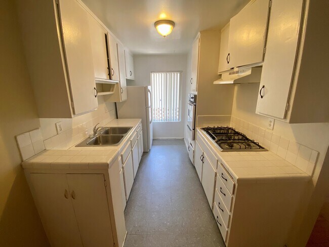 Building Photo - 2215 N Beachwood Dr