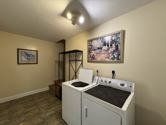 Building Photo - 206 Wewoka Trce