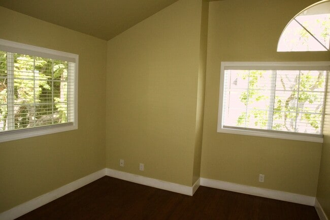 Building Photo - 2103 MacKay Ln