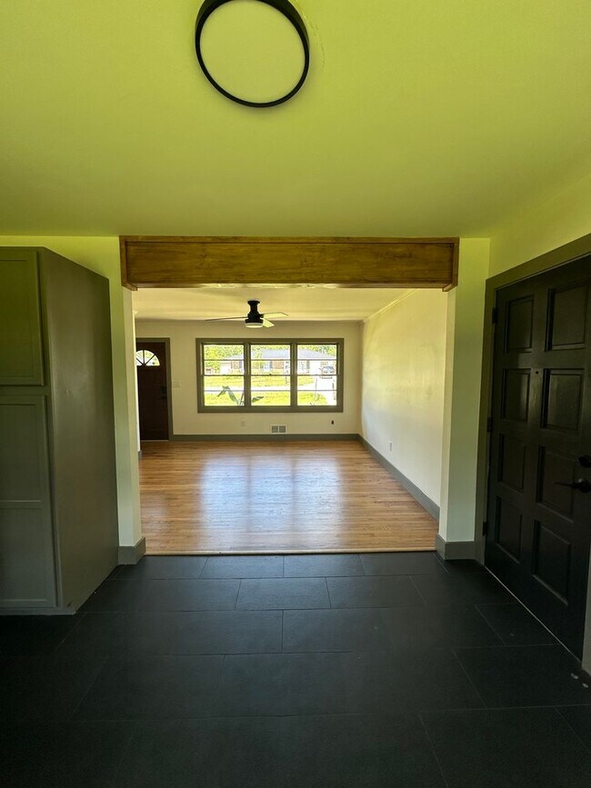 Building Photo - Updated 3 Bedroom House on the Eastside