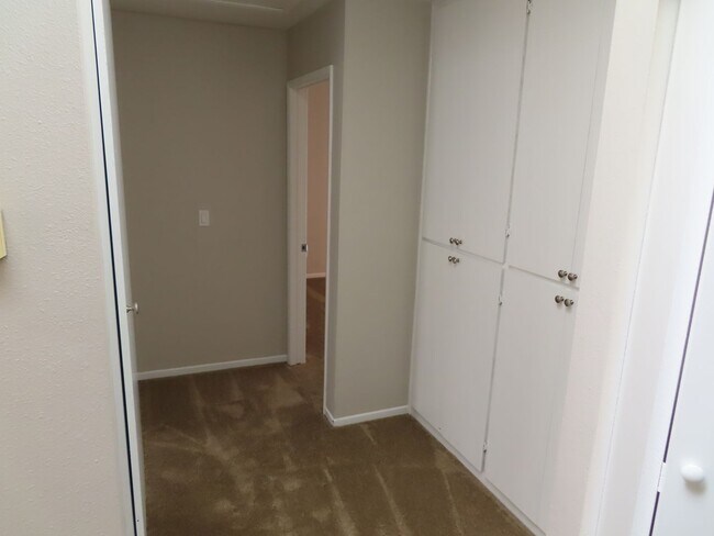 Building Photo - Renovated 2 Bed 2 1/2 Bath Condo with Atta...