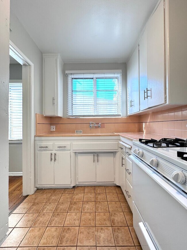 Building Photo - Classic Hollywood 1-Bedroom near Hollywood...