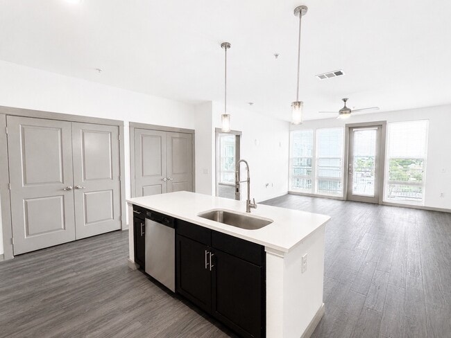 Building Photo - 1111 N Durham Dr