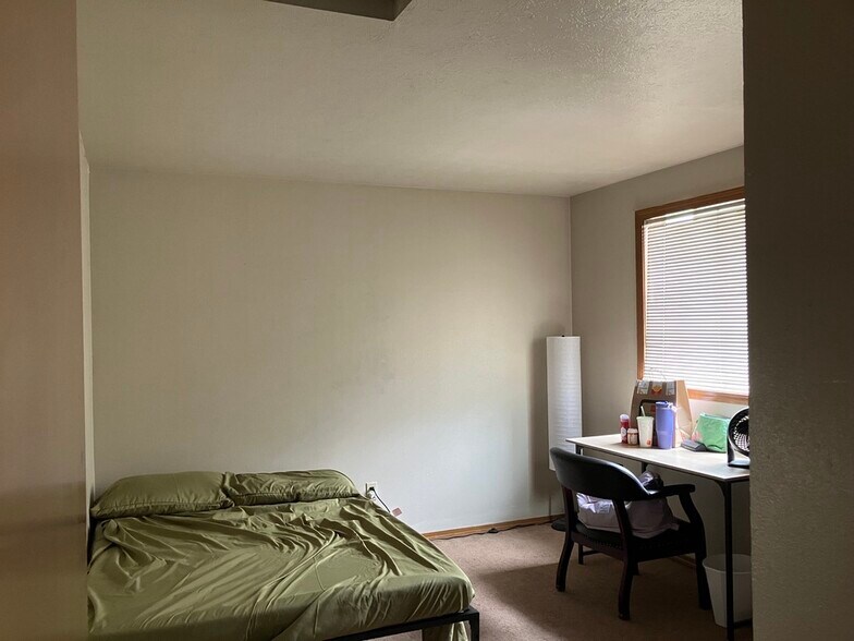 Building Photo - 2120 NE 54th St