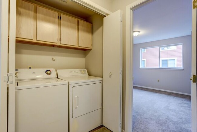 Building Photo - 2bed/1.5bath Townhome Available Today! Get...