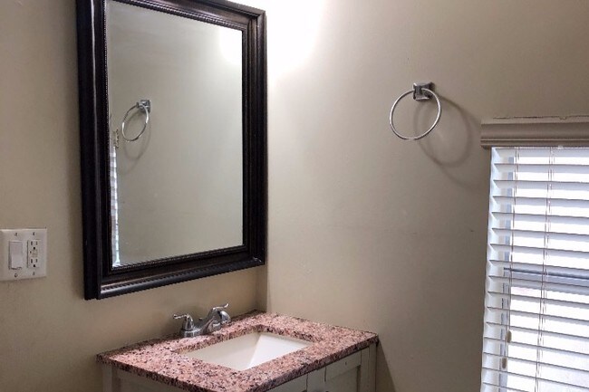 Building Photo - 812 W Lakewood Rd