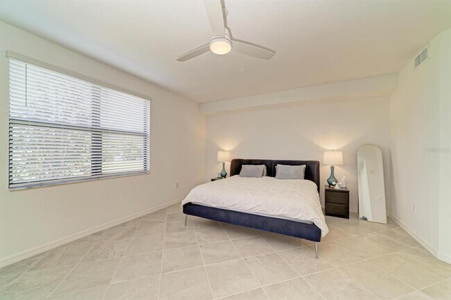 Building Photo - 5687 N Honore Ave