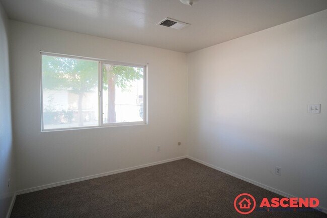 Building Photo - 528 Jackson St