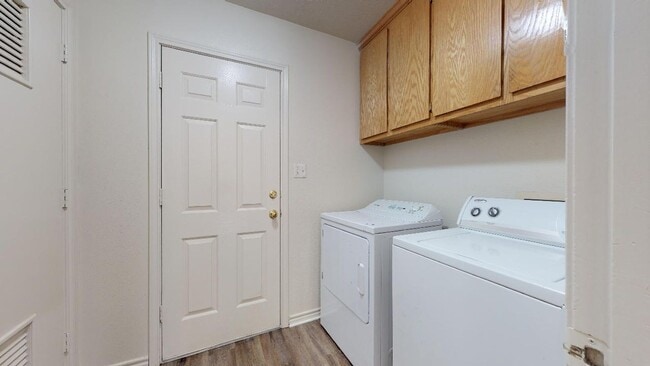 Building Photo - 3611 Elaine Dr