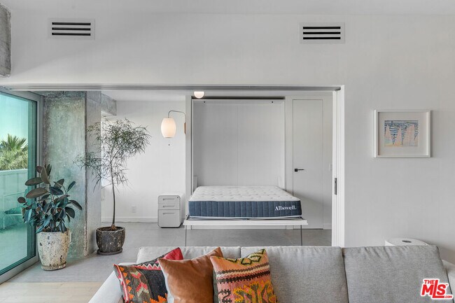 Building Photo - 7135 Hollywood Blvd