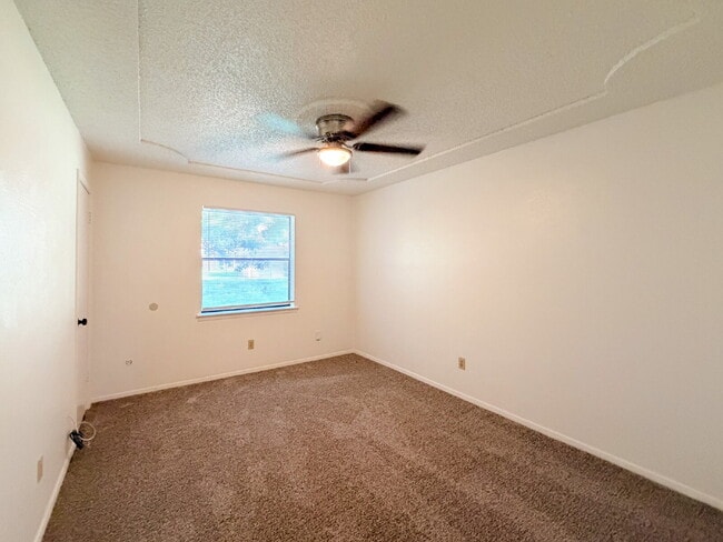 Building Photo - 3 Bedroom, 2 Bath Home in Burleson - Great Location!