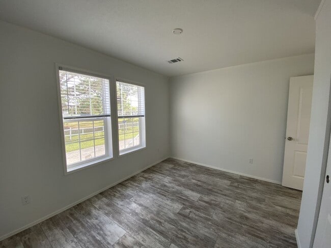 Building Photo - 812 Concord St