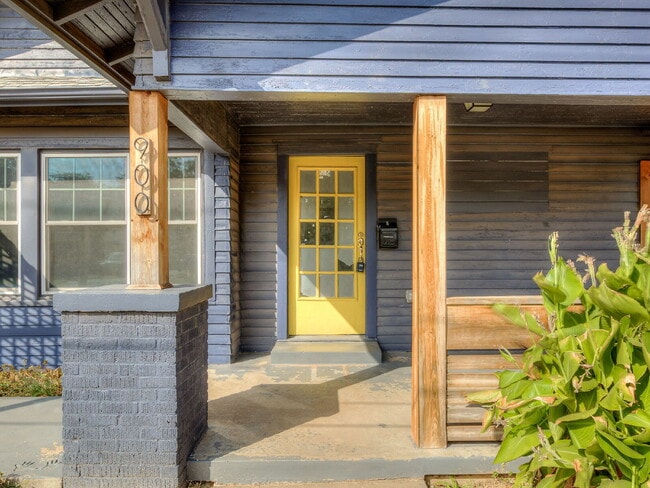 Building Photo - Beautifully Updated Bungalow!