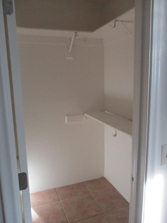 Building Photo - 2 Bedroom, 2 Bath