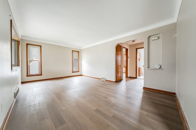 Building Photo - Beautiful 3 beds, 1.5 bathroom home with b...